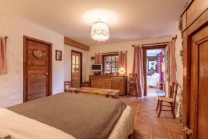 圣莫里斯堡appartement de charme 4/6 pers dans joli village de montagne的一间卧室配有一张床、一张书桌和一台电视