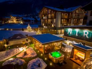 瓦尔迪登特罗Nira Mountain Resort Futura的享有酒店夜间泳池的景色