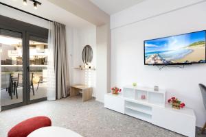 基拉奇尼TwinStars Superior Apartment的白色的客厅,墙上配有电视