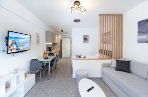 基拉奇尼TwinStars Superior Apartment的客厅配有沙发和桌子