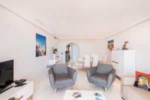 卡萨雷斯2207-Modern apt with terrace and amazing seaview的客厅配有两把椅子和一张桌子