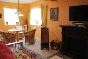 SorrentoSelah Retreat Guesthouse B&B的客厅设有壁炉和电视。