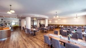 什图罗沃Wellness Hotel Thermal的一间在房间内配有桌椅的餐厅
