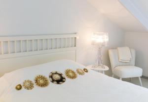 米德尔堡B&B De Kloostertuin的一张白色的床,上面有几个贝壳