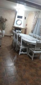 沃利乌格乡Casa Caius的一间配备有白色桌椅的用餐室
