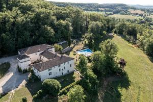 科尔巴耶克MANOIR Le Moulinal47 - vue panoramique的享有带游泳池的房屋的空中景致