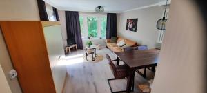 拉尔特Chalet Op Bosrijk Familiepark的客厅配有桌子和沙发