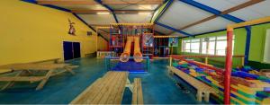 拉尔特Chalet Op Bosrijk Familiepark的游戏室,带滑梯的游乐场