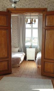 HemseRonehamn Bed and Breakfast的一间卧室设有两张床和窗户。