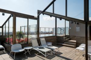 巴塞罗那加泰罗尼亚酒店普特埃特公园店的大楼内带窗户的阳台配有桌椅