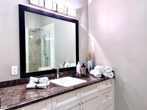 西温哥华Kia Oceanview Property的一间带水槽和大镜子的浴室
