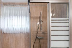 拉夫拉Angeiras Beach House - C3的窗帘旁的玻璃门淋浴