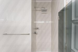 拉夫拉Angeiras Beach House - C3的带淋浴的浴室和玻璃门