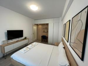 雅西Perfect Host Palas Centru的小房间设有床和电视
