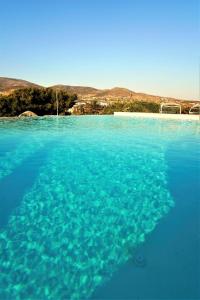 帕罗斯岛Villa Laguna Blu的海滩前的蓝色大泳池