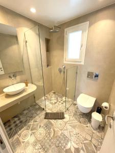 米克诺斯城乐福特瑞斯旅馆的带淋浴、卫生间和盥洗盆的浴室