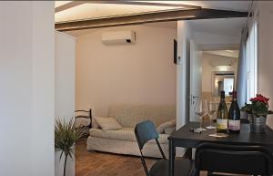 RudaAgriturismo Pelos的客厅配有沙发和带酒杯的桌子