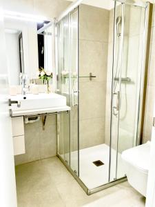 马略卡岛帕尔马Hotel Apartment with 2-en suite Bedrooms的带淋浴和盥洗盆的浴室