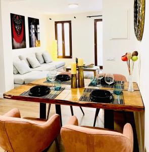 马略卡岛帕尔马Hotel Apartment with 2-en suite Bedrooms的客厅配有木桌和椅子