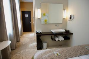 塔尔图Lydia Hotel的一间带水槽和镜子的浴室