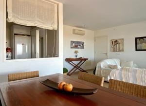 蓬塔格罗萨Fantástico apartamento con increíble vistas的一间带桌子的客厅和一间卧室