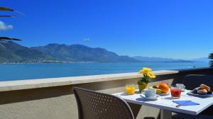 加埃塔Hotel Gajeta的一张带食物的桌子,享有海景