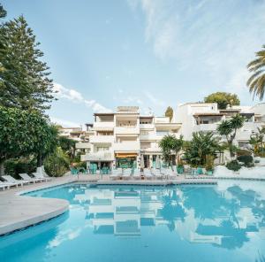 马贝拉Puente Romano Beach Suites - private apartaments的一座大建筑前的游泳池