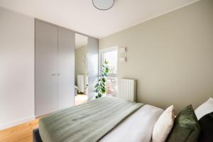 华沙Bohema Place - Metro Szwedzka Apartment的一间卧室设有一张床和一个大窗户