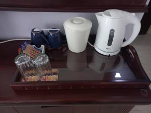 利文斯顿Crescent Lodge的咖啡壶和杯子的柜台