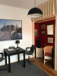 阿姆斯特丹Six的配有桌椅和壁画的房间