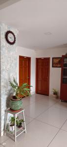 迈索尔Sugamya Corner Guesthouse的桌子上放植物的房间和两扇门