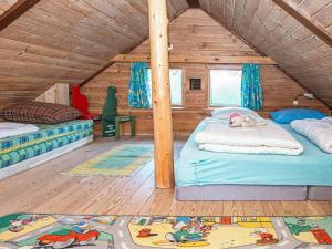 HovborgHoliday home Hovborg IX的木屋内带两张床的房间