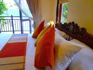 BandaragamaMyHoliday Home @ Bandaragama的一间卧室配有带枕头的床