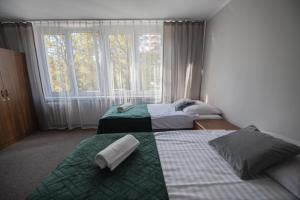 克拉科夫费利克斯酒店的带窗户的客房内的两张床