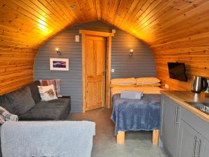 威廉堡Sea Breeze Pod的一间小房间,配有沙发和小屋内的厨房