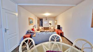 普利登堡湾Summerhill Self-Catering Holiday Accommodation的客厅配有沙发和桌椅