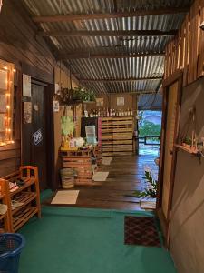 彭世洛彭世洛@睡床青旅的一间设有铺着木地板的商店的房间和一间设有
