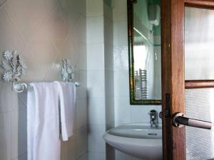 潘札诺Villa Rosa Panzano的浴室配有盥洗盆、卫生间和毛巾。
