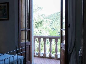 潘札诺Villa Rosa Panzano的卧室设有通往阳台的门