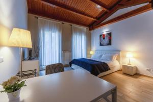 罗马Dalmati House San Lorenzo的卧室配有一张床和一张桌子