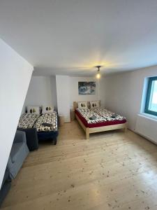 CăpîlniţaMadarasi Sportbázis的客房设有两张床和窗户。