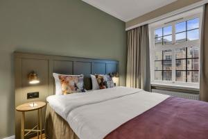 奥斯陆贾贝尔胡斯克拉丽奥连锁酒店的一间卧室设有一张大床和一个窗户。