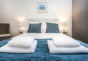 北贝里克Seahaven的卧室配有带白色枕头的大床