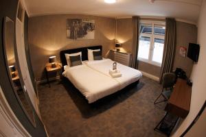 莱森赖森城酒店的一间设有大床和窗户的酒店客房