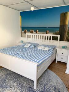 费马恩Insel Hus的一间卧室设有一张床,享有海景