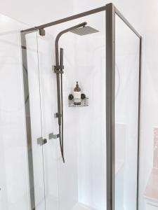 沃纳姆堡The Hideaway - Guest House的浴室里设有玻璃门淋浴
