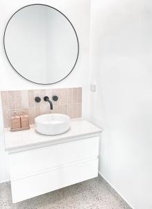 沃纳姆堡The Hideaway - Guest House的白色的浴室设有水槽和镜子