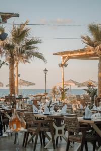 Galazio Beach Resort by Estia餐厅或其他用餐的地方