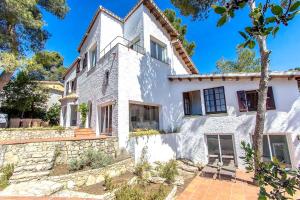 科贝拉罗布里加Catalunya Casas Majestic Villa and Views , 30km to Barcelona的白色房屋的外部景色