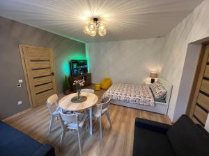卡托维兹Wood Apartment z Konsola X-Box的小房间设有桌子和床